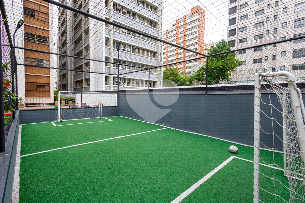 Imóvel 144m² todo original um clássico dos anos 60 sala de estar ampla, 3 quartos, cozinha e lavanderia com quatro e banheiro de serviço Sta. Cecília