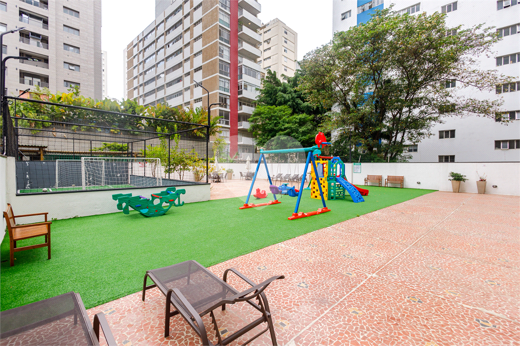 Imóvel 144m² todo original um clássico dos anos 60 sala de estar ampla, 3 quartos, cozinha e lavanderia com quatro e banheiro de serviço Sta. Cecília