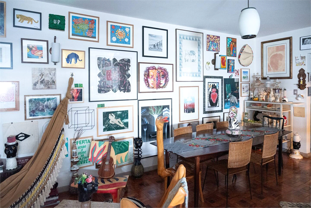 Imóvel 144m² todo original um clássico dos anos 60 sala de estar ampla, 3 quartos, cozinha e lavanderia com quatro e banheiro de serviço Sta. Cecília