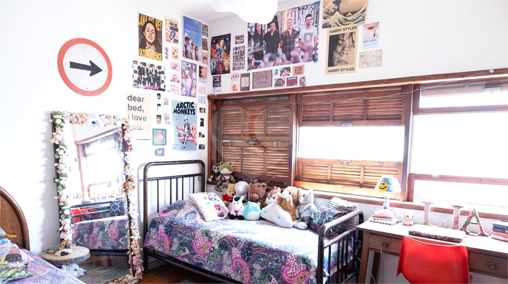 Imóvel 144m² todo original um clássico dos anos 60 sala de estar ampla, 3 quartos, cozinha e lavanderia com quatro e banheiro de serviço Sta. Cecília