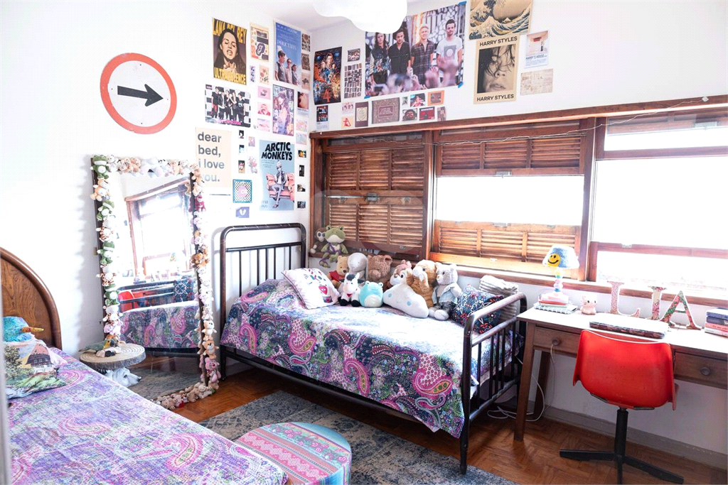 Imóvel 144m² todo original um clássico dos anos 60 sala de estar ampla, 3 quartos, cozinha e lavanderia com quatro e banheiro de serviço Sta. Cecília