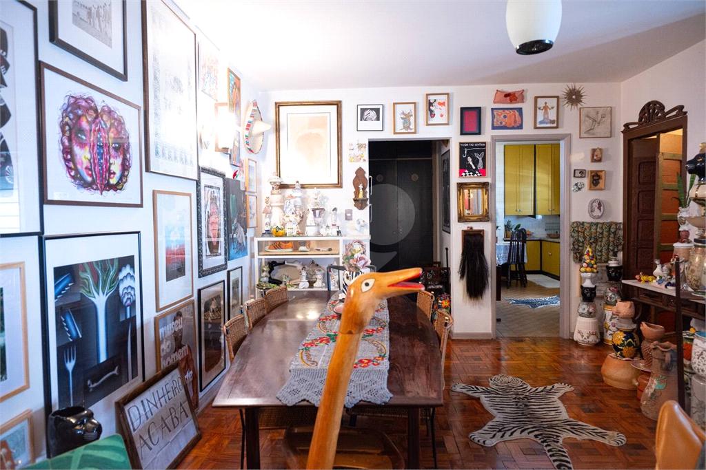 Imóvel 144m² todo original um clássico dos anos 60 sala de estar ampla, 3 quartos, cozinha e lavanderia com quatro e banheiro de serviço Sta. Cecília