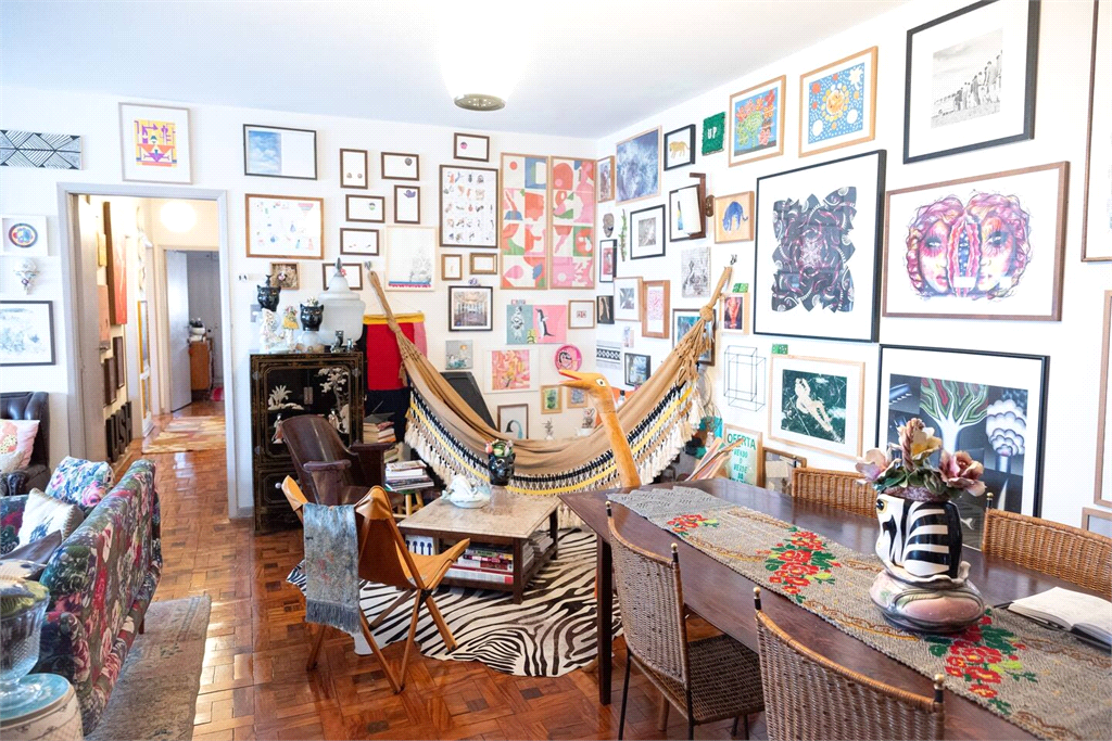 Imóvel 144m² todo original um clássico dos anos 60 sala de estar ampla, 3 quartos, cozinha e lavanderia com quatro e banheiro de serviço Sta. Cecília