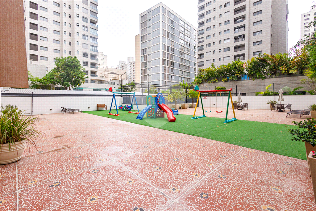 Imóvel 144m² todo original um clássico dos anos 60 sala de estar ampla, 3 quartos, cozinha e lavanderia com quatro e banheiro de serviço Sta. Cecília
