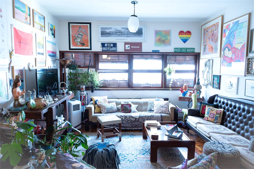 Imóvel 144m² todo original um clássico dos anos 60 sala de estar ampla, 3 quartos, cozinha e lavanderia com quatro e banheiro de serviço Sta. Cecília