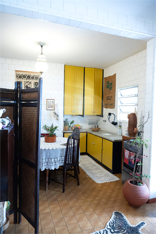 Imóvel 144m² todo original um clássico dos anos 60 sala de estar ampla, 3 quartos, cozinha e lavanderia com quatro e banheiro de serviço Sta. Cecília