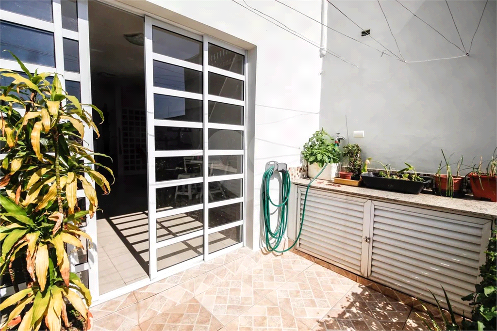 Incrível sobrado a apenas 13 minutos andando para o metrô Parada Inglesa!