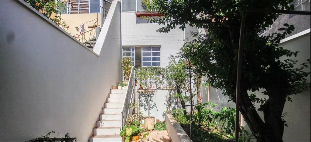 Incrível sobrado a apenas 13 minutos andando para o metrô Parada Inglesa!