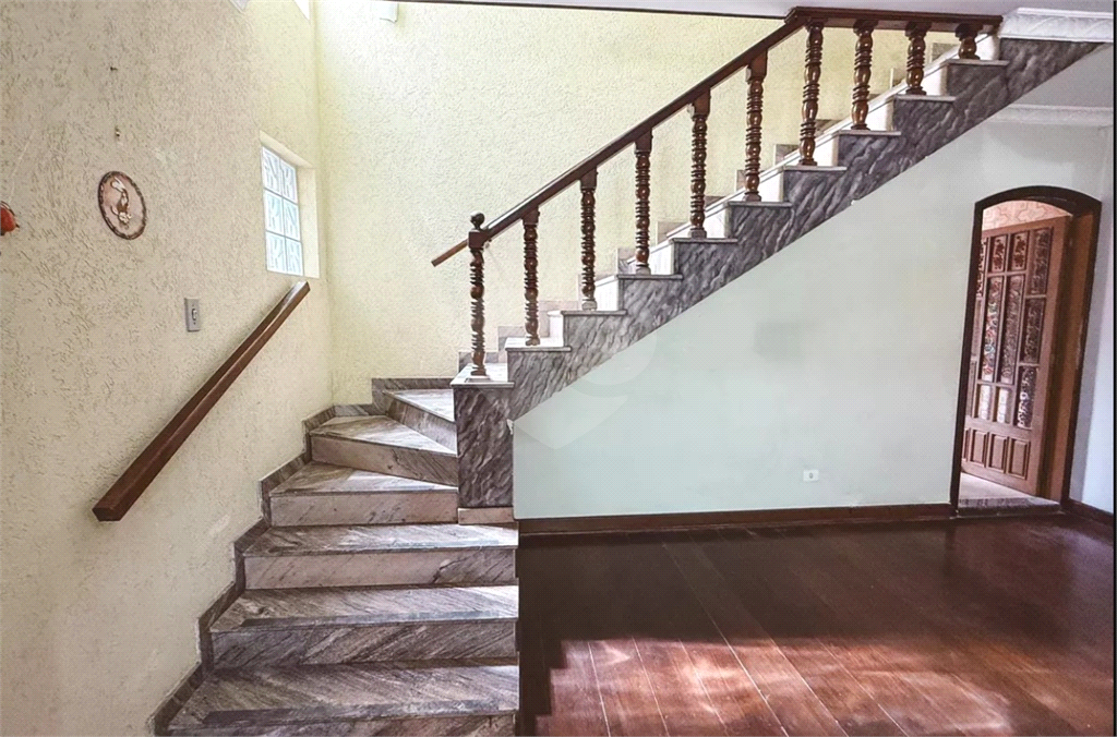 Sobrado com 3 dorms e 2 vagas - apenas 700 mil