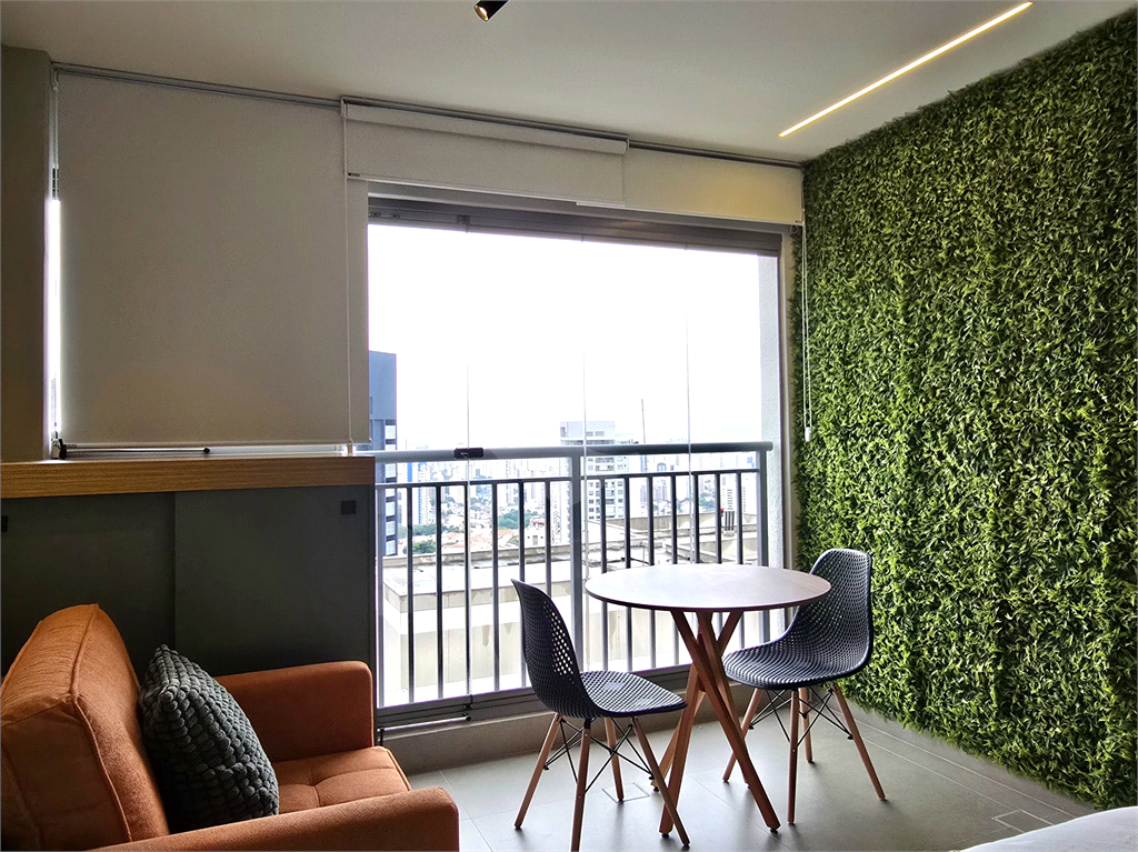 Studio mobiliado ao lado do Metrô Vila Madalena andar alto varanda