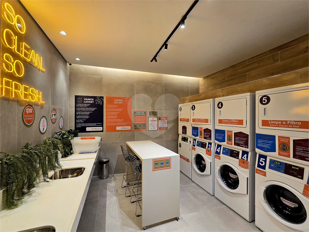 Studio mobiliado ao lado do Metrô Vila Madalena andar alto varanda