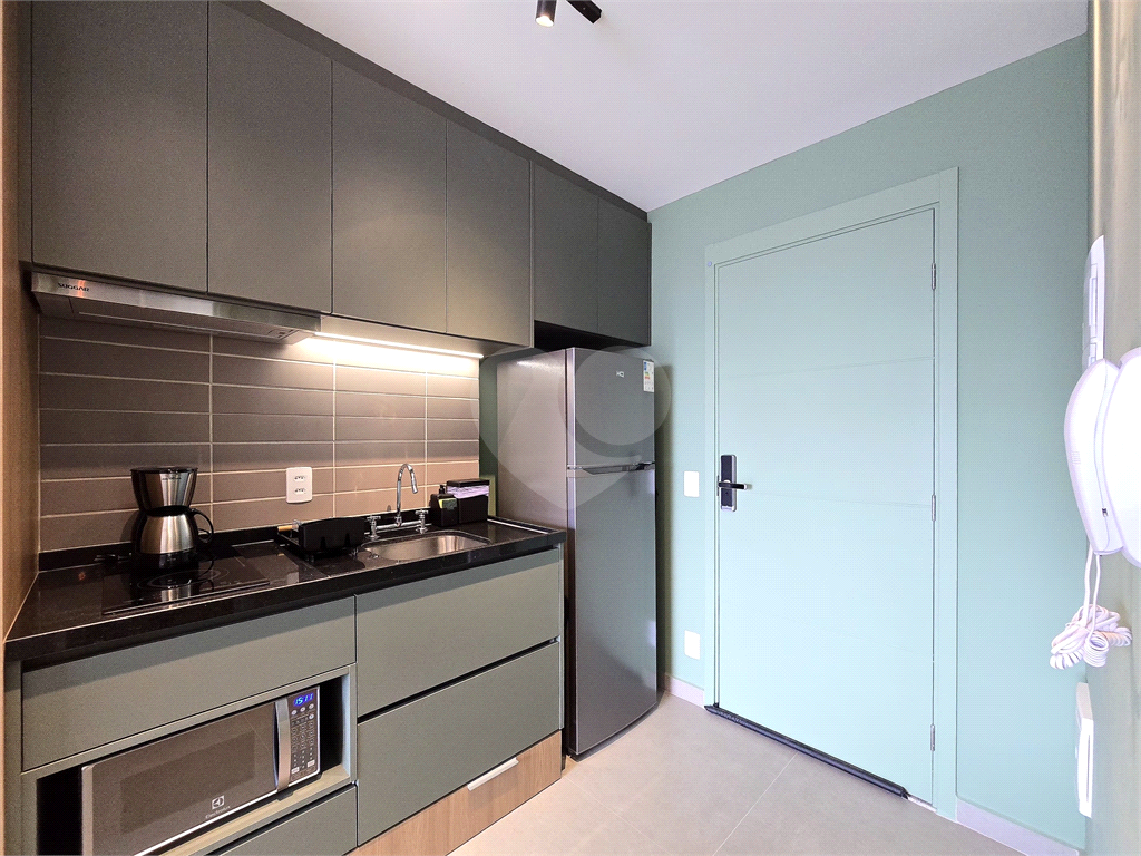 Studio mobiliado ao lado do Metrô Vila Madalena andar alto varanda