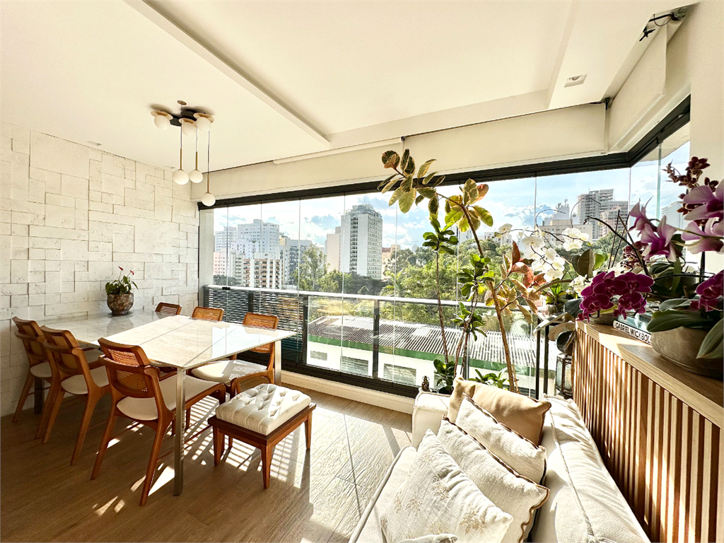 Apartamento Decorado com 2 Dormitórios (1 Suíte) | Varanda Integrada | 1 Vaga | Próx. Metrô Sumaré