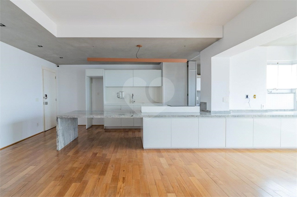 Apartamento 68m² na Aclimação – Sala Ampliada e 2 Vagas