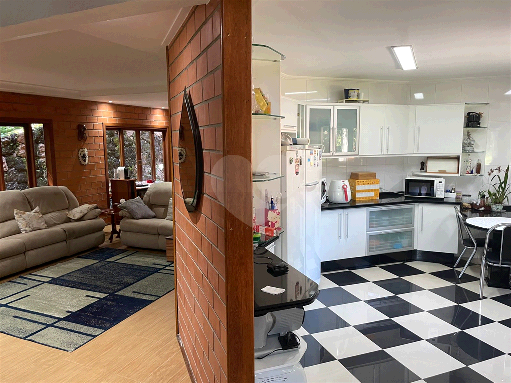 Casa à venda no Condomínio Refúgio da Serra. 3 dormitórios, 1 suíte, churrasqueira– Serra da Cantareira, Mairiporã