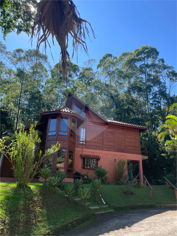 Casa à venda no Condomínio Refúgio da Serra. 3 dormitórios, 1 suíte, churrasqueira– Serra da Cantareira, Mairiporã