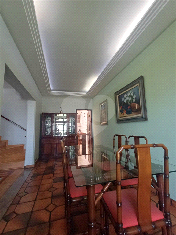 Sobrado - 4 dormitórios, 2 suítes, Quintal e 4 vagas de garagem - Água Fria