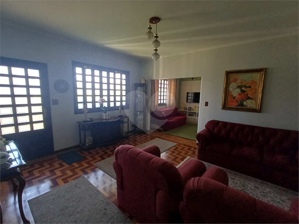 Sobrado - 4 dormitórios, 2 suítes, Quintal e 4 vagas de garagem - Água Fria