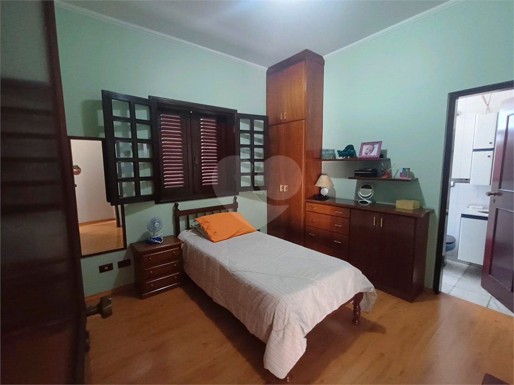 Sobrado - 4 dormitórios, 2 suítes, Quintal e 4 vagas de garagem - Água Fria