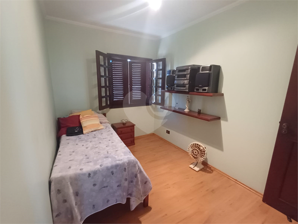 Sobrado - 4 dormitórios, 2 suítes, Quintal e 4 vagas de garagem - Água Fria