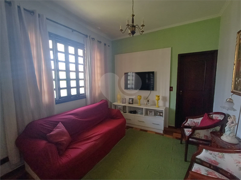 Sobrado - 4 dormitórios, 2 suítes, Quintal e 4 vagas de garagem - Água Fria