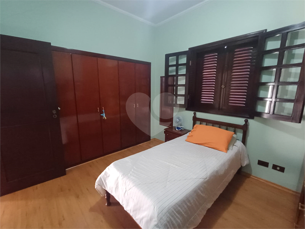 Sobrado - 4 dormitórios, 2 suítes, Quintal e 4 vagas de garagem - Água Fria