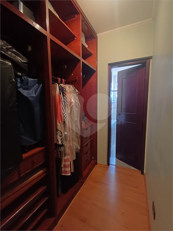 Sobrado - 4 dormitórios, 2 suítes, Quintal e 4 vagas de garagem - Água Fria