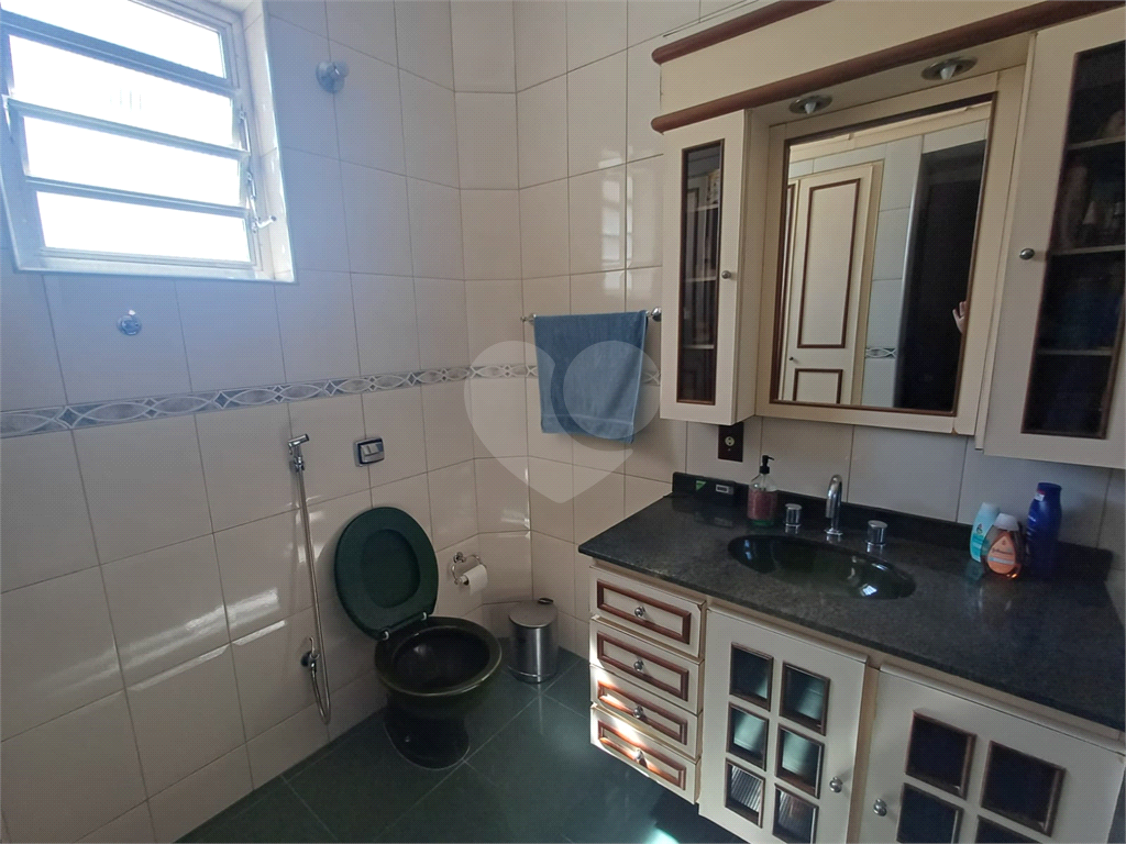 Sobrado - 4 dormitórios, 2 suítes, Quintal e 4 vagas de garagem - Água Fria