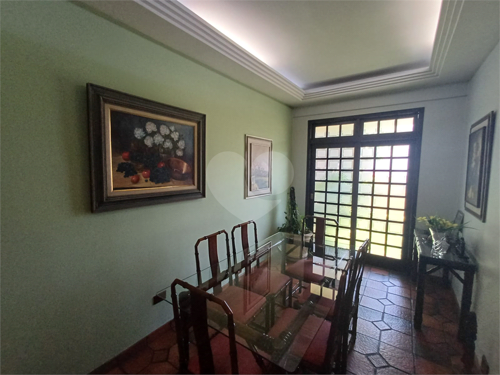 Sobrado - 4 dormitórios, 2 suítes, Quintal e 4 vagas de garagem - Água Fria