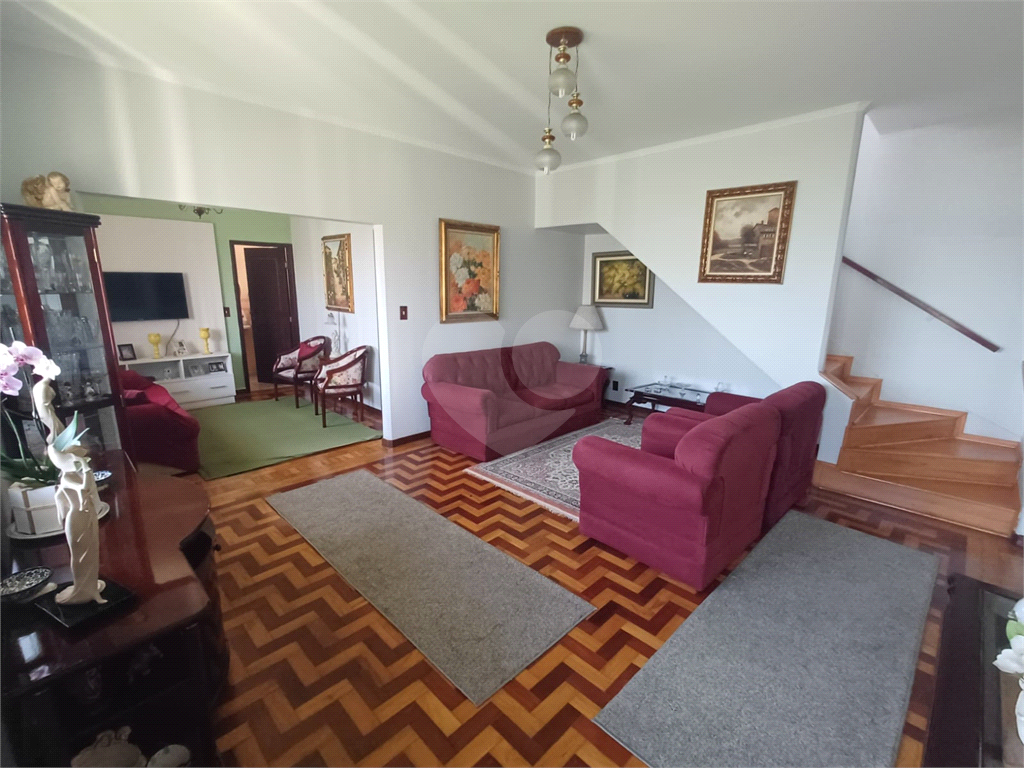 Sobrado - 4 dormitórios, 2 suítes, Quintal e 4 vagas de garagem - Água Fria