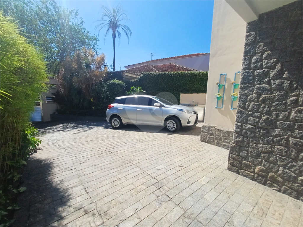 Sobrado - 4 dormitórios, 2 suítes, Quintal e 4 vagas de garagem - Água Fria