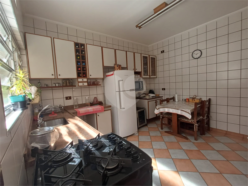 Sobrado - 4 dormitórios, 2 suítes, Quintal e 4 vagas de garagem - Água Fria