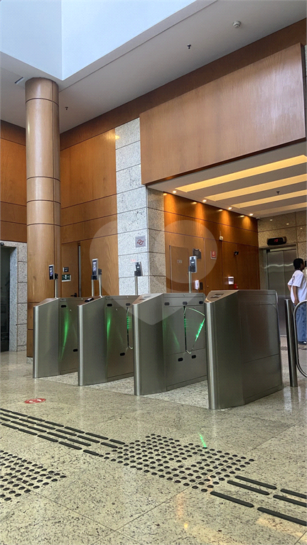 Sala Comercial 31 mts, 2 Banheiros e vaga de garagem