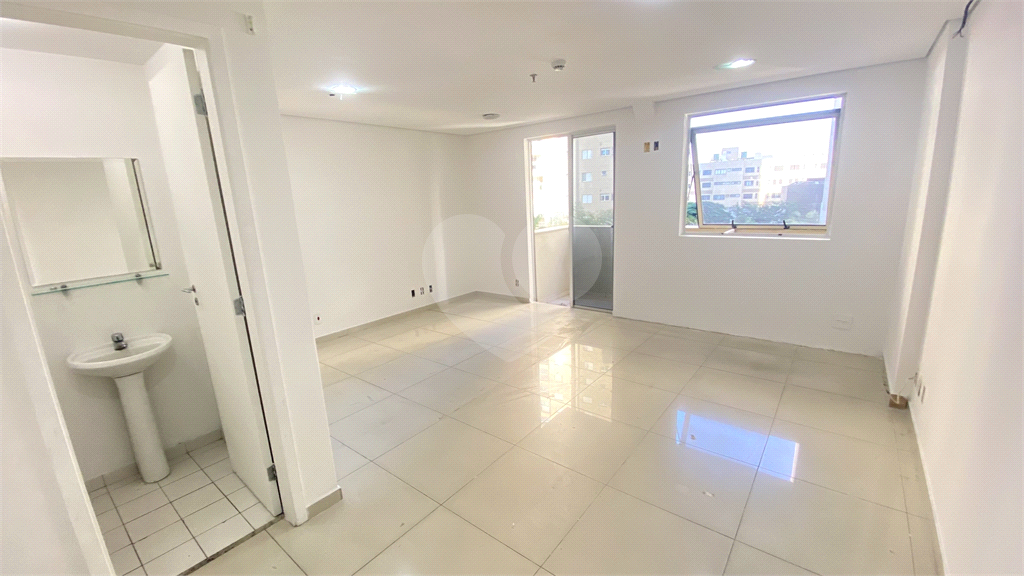 Sala Comercial 31 mts, 2 Banheiros e vaga de garagem