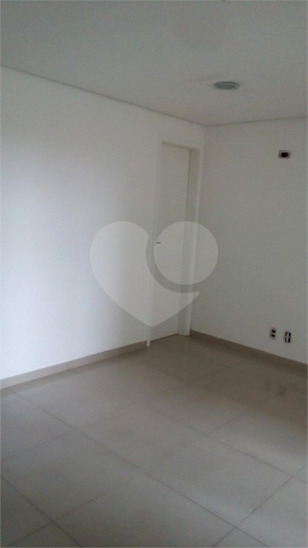 Sala Comercial 31 mts, 2 Banheiros e vaga de garagem