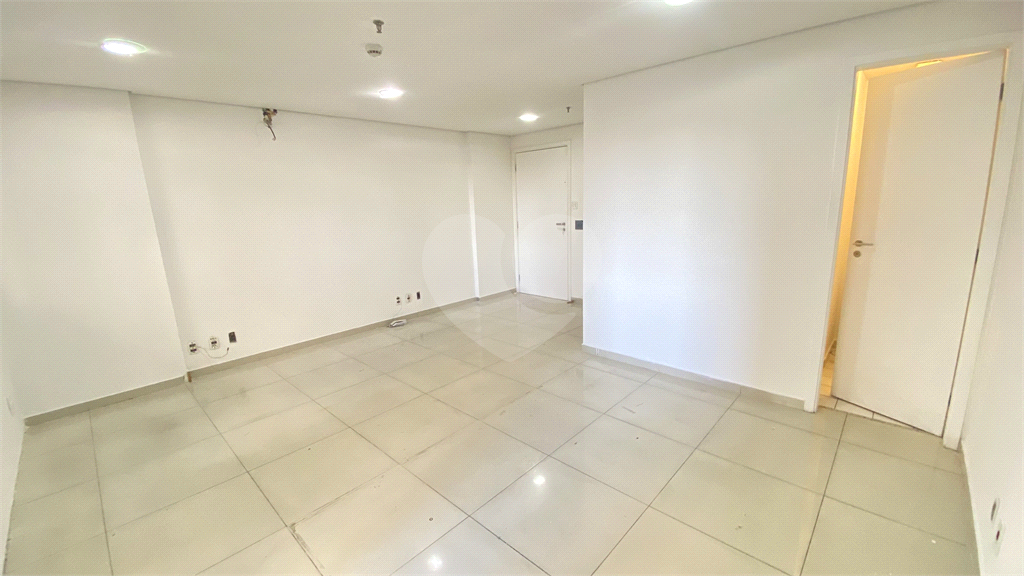 Sala Comercial 31 mts, 2 Banheiros e vaga de garagem