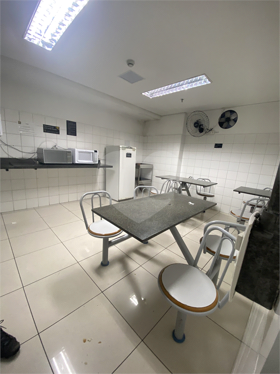 Sala Comercial 31 mts, 2 Banheiros e vaga de garagem