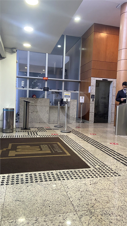 Sala Comercial 31 mts, 2 Banheiros e vaga de garagem