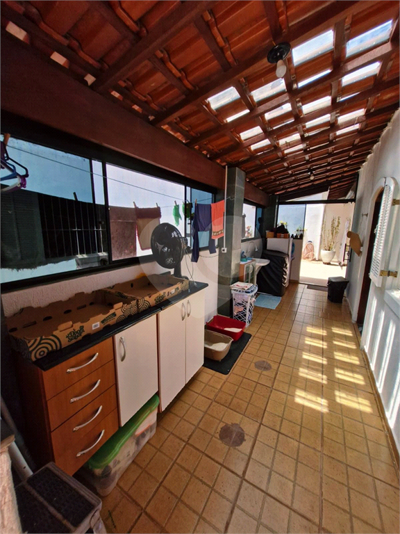 Casa Térrea em Condomínio Fechado, 03 Dormitórios, 01 Suíte e 04 Vagas