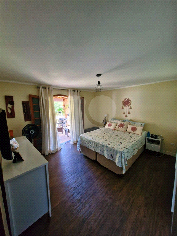 Casa Térrea em Condomínio Fechado, 03 Dormitórios, 01 Suíte e 04 Vagas