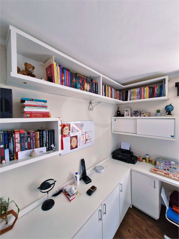 Casa Térrea em Condomínio Fechado, 03 Dormitórios, 01 Suíte e 04 Vagas