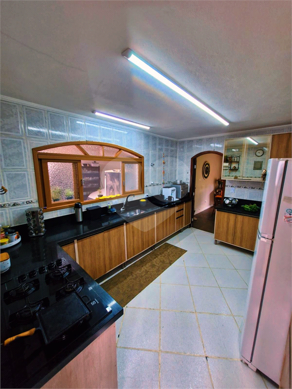 Casa Térrea em Condomínio Fechado, 03 Dormitórios, 01 Suíte e 04 Vagas