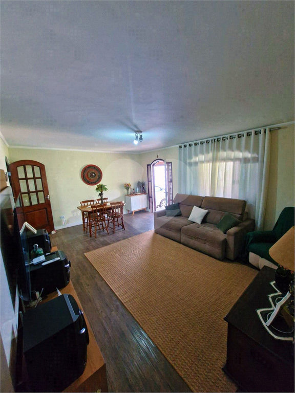 Casa Térrea em Condomínio Fechado, 03 Dormitórios, 01 Suíte e 04 Vagas