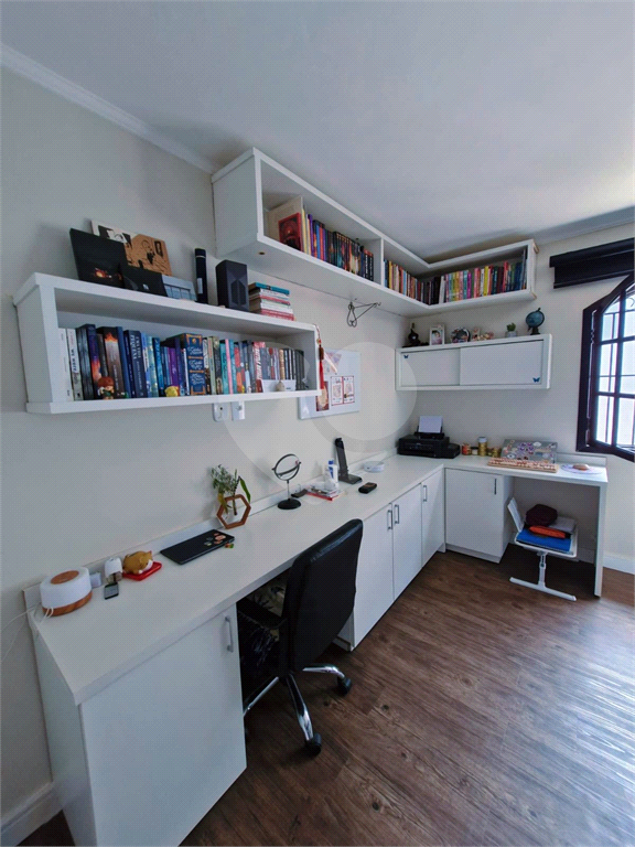 Casa Térrea em Condomínio Fechado, 03 Dormitórios, 01 Suíte e 04 Vagas