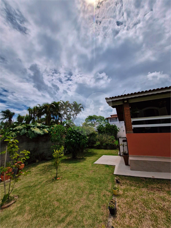 Casa Térrea em Condomínio Fechado, 03 Dormitórios, 01 Suíte e 04 Vagas