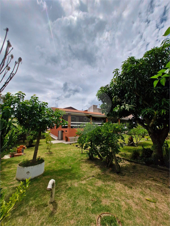 Casa Térrea em Condomínio Fechado, 03 Dormitórios, 01 Suíte e 04 Vagas