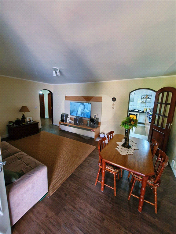 Casa Térrea em Condomínio Fechado, 03 Dormitórios, 01 Suíte e 04 Vagas