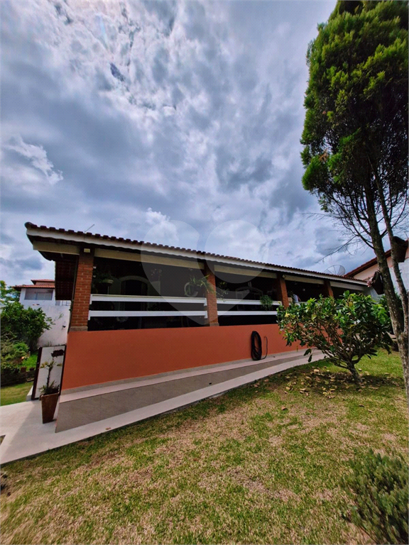 Casa Térrea em Condomínio Fechado, 03 Dormitórios, 01 Suíte e 04 Vagas