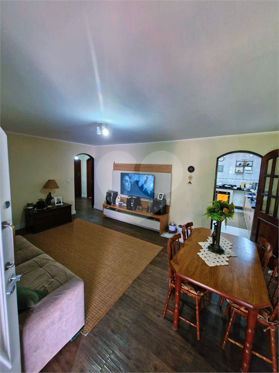 Casa Térrea em Condomínio Fechado, 03 Dormitórios, 01 Suíte e 04 Vagas