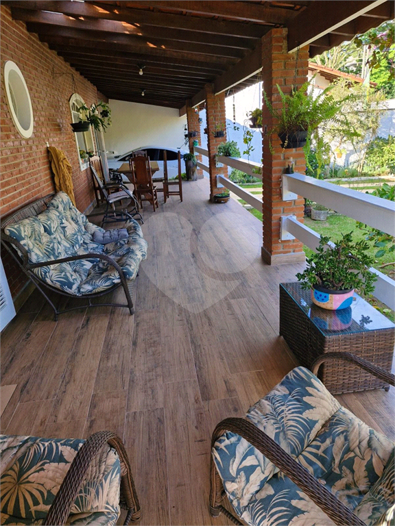 Casa Térrea em Condomínio Fechado, 03 Dormitórios, 01 Suíte e 04 Vagas